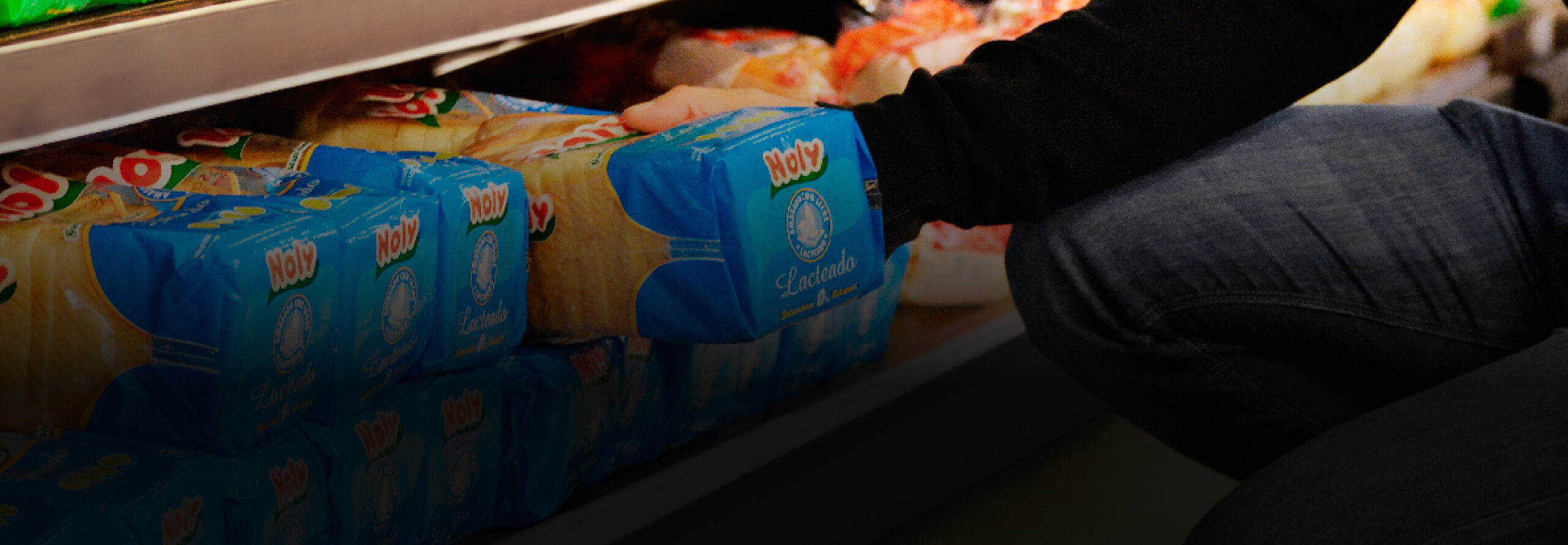 Equipo de Noly en la planta de elaboración