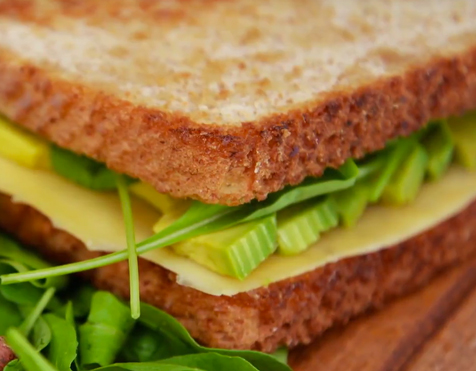  Sandwich exquisito de Palta, Queso y Rúcula