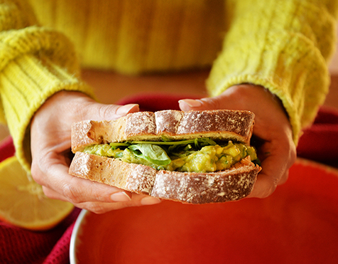 Sandwich vegetariano con palta y garbanzos